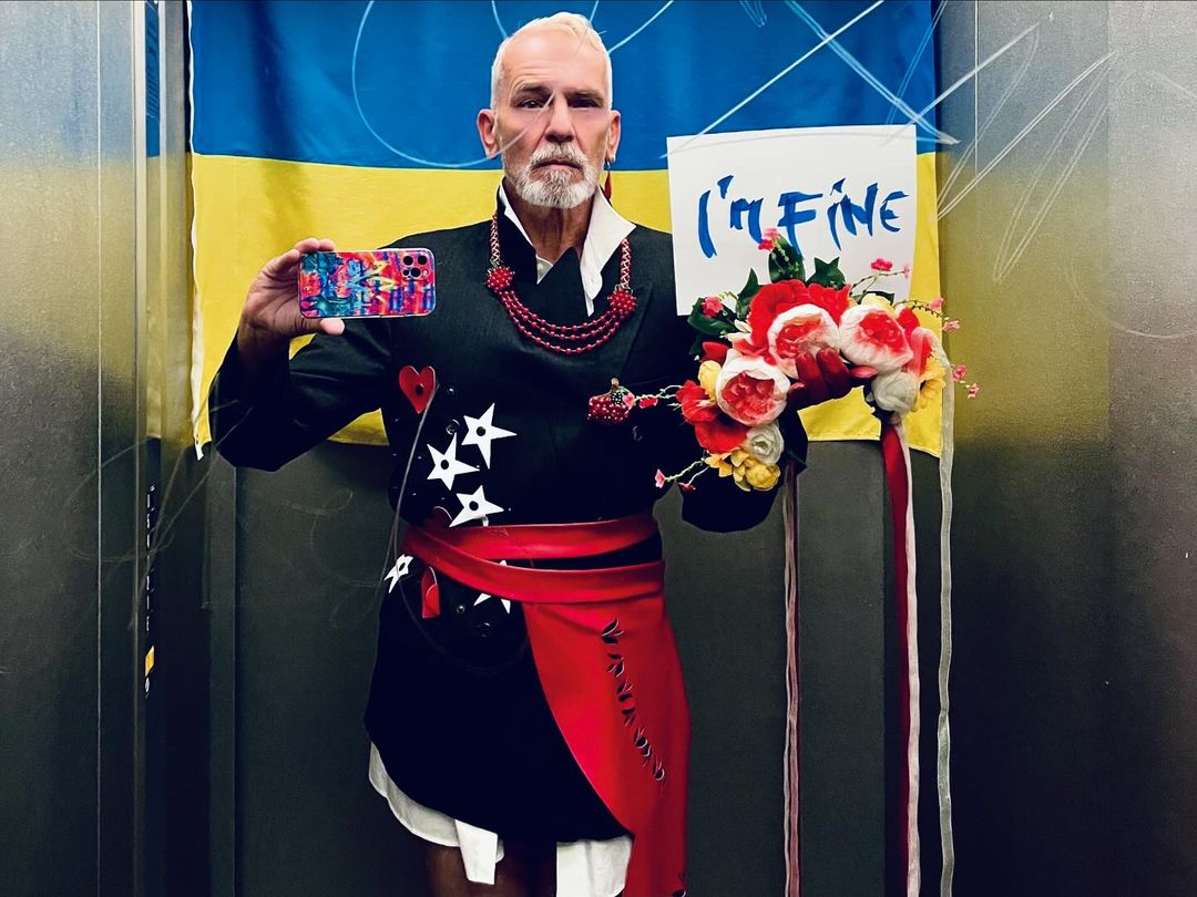 В футболке с названием города. Знаменитый дизайнер поддержал украинцев после очередной атаки РФ